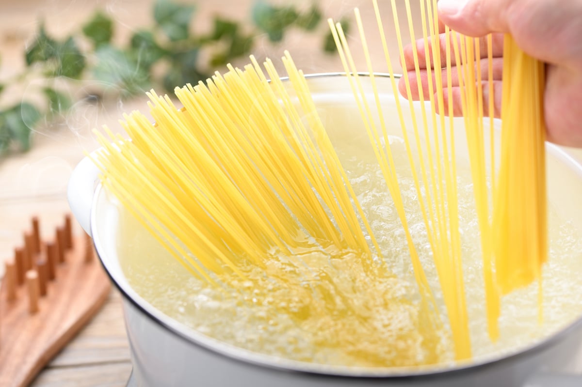 パスタをゆでるときに塩を入れるのはなぜ？