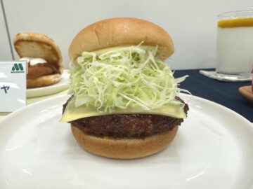 9月10日から期間限定で発売される「メンチカツチーズバーガー」