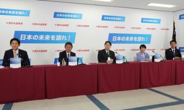 自民党総裁選の討論会に出席した(左から)小林鷹之元経済安全保障担当相、茂木敏充前幹事長、林芳正官房長官、高市早苗前経済安保相、小泉進次郎農林水産相(2025年9月30日撮影、時事)