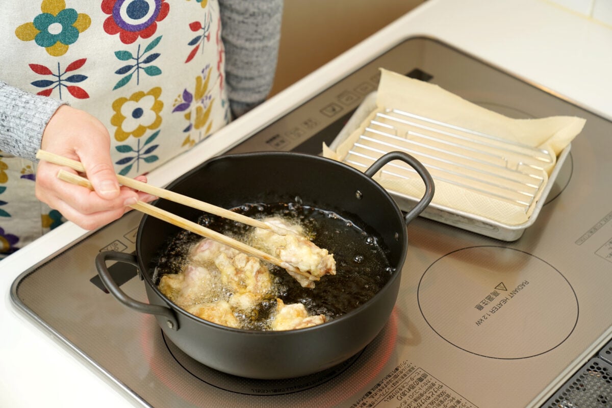 揚げ物を調理するときは油の使用量に注意（画像はイメージ）