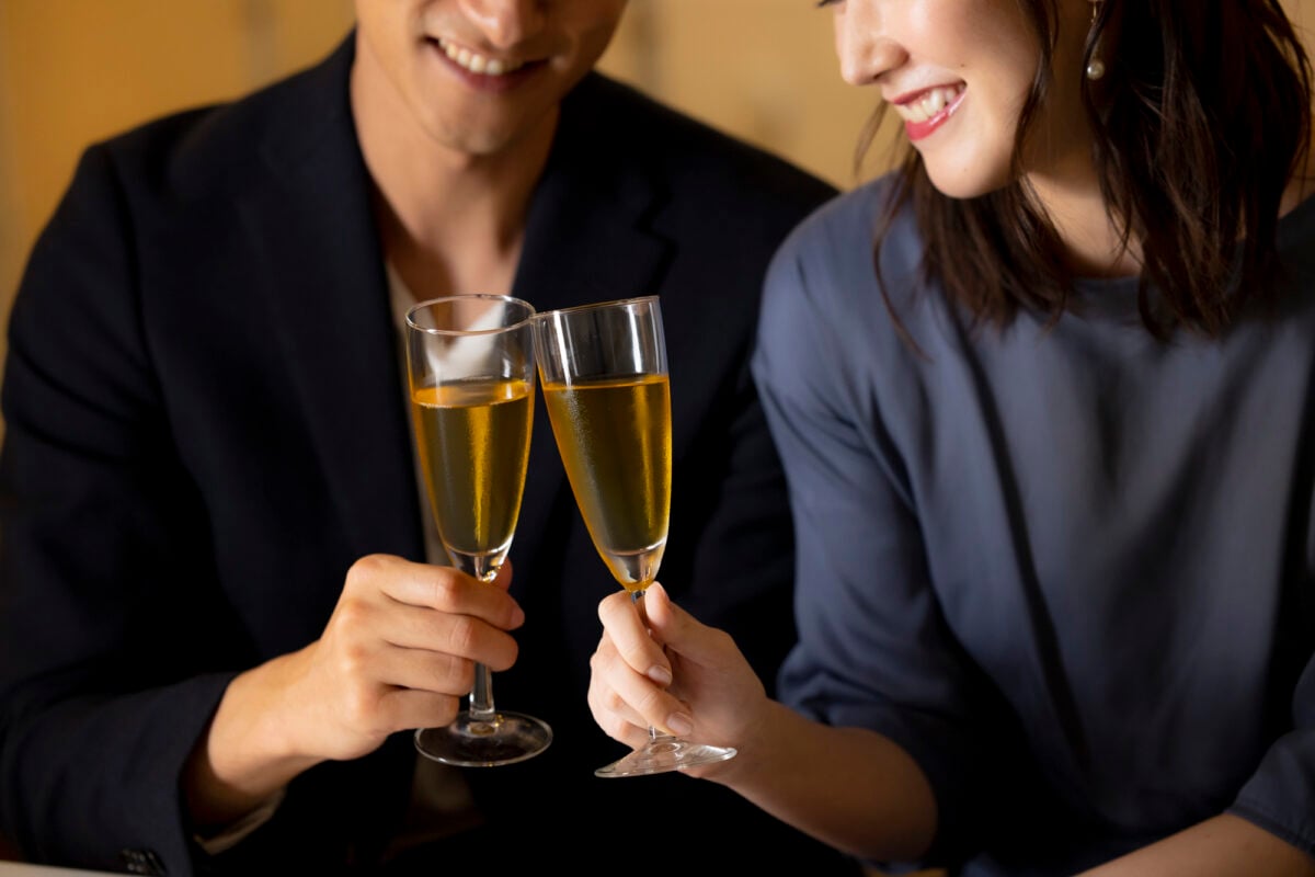 マッチングアプリで知り合った女性から「行きたい店がある」と誘われた場合は要注意