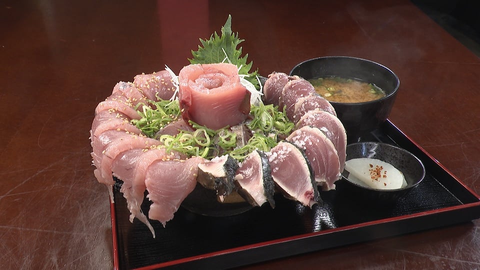 6月24日放送の「ヒューマングルメンタリー　オモウマい店」に登場する「浮気者丼（まぐろ・かつおたたき）」（中京テレビ提供）