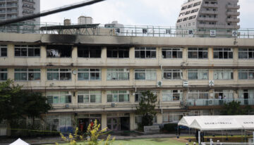 校舎4階の音楽室付近で火災が起きた東京都北区の滝野川第三小学校（6月19日、時事通信フォト）