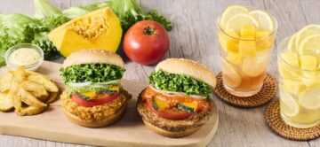 「国産夏野菜のバジルチキンバーガー」（左）と「国産夏野菜のチリトマトクラシックバーガー」
