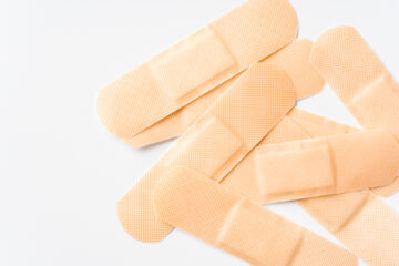 ばんそうこうを剥がれにくくする方法とは?