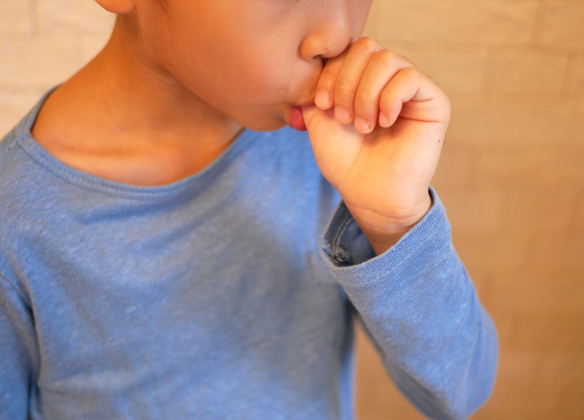 子どもが3歳以降も指しゃぶりを続けると、開咬になる可能性（画像はイメージ）