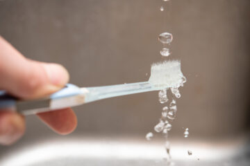 歯を磨く前に、歯ブラシはぬらしちゃダメ？