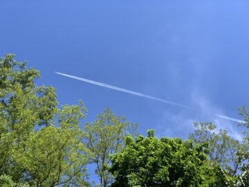 飛行機雲が発生するメカニズムとは?