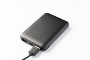 モバイルバッテリーが発火したらどう対処する?(画像はイメージ)