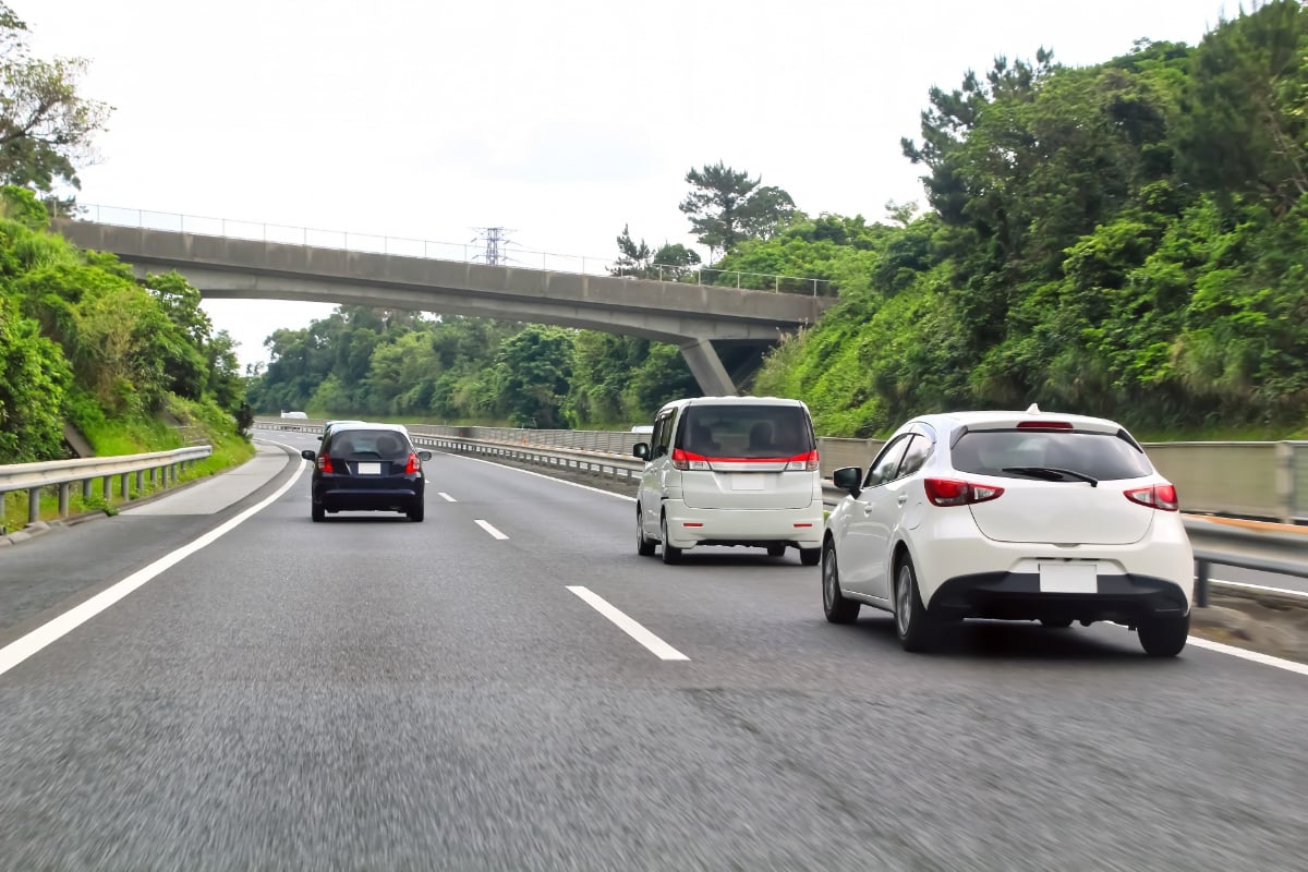 追い越し車線を走り続けたらどうなる？（画像はイメージ）