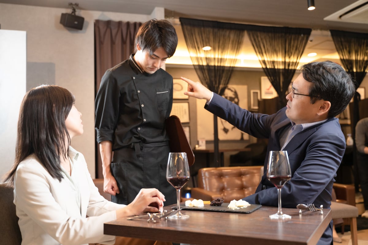飲食店の店員に横柄な態度を取る人の心理状態とは？