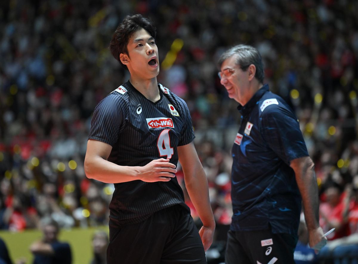 宮浦健人選手（左）　2023年10月　時事