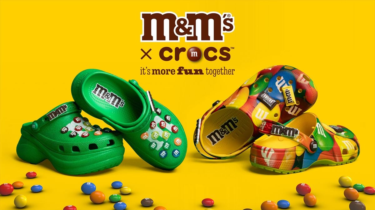 「M＆M’S クロックス ベイ クロッグ」（左）と「M＆M’S クロックス クラシック クロッグ」