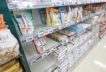 一部商品の品薄が続く食品スーパーのコメ売り場（7月31日、東京都内、時事通信フォト）