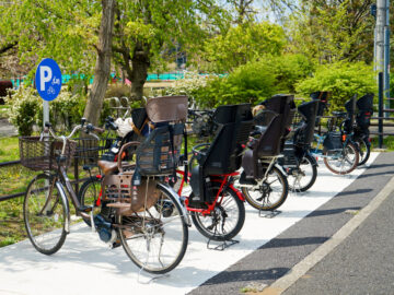 自転車の後部座席に小学生を乗せて運転すると道交法違反？（画像はイメージ）