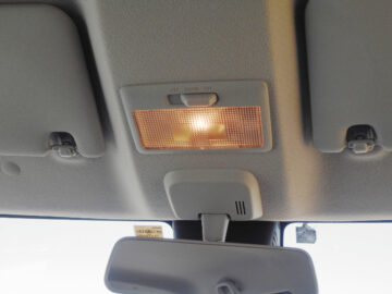 車の室内灯をつけたまま運転すると、道交法違反の可能性？（画像はイメージ）