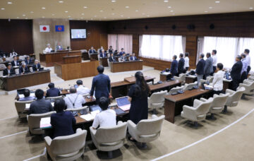 スマートフォンの使用時間の目安を1日2時間以内とした条例を可決した愛知県豊明市議会（9月22日、時事通信フォト）