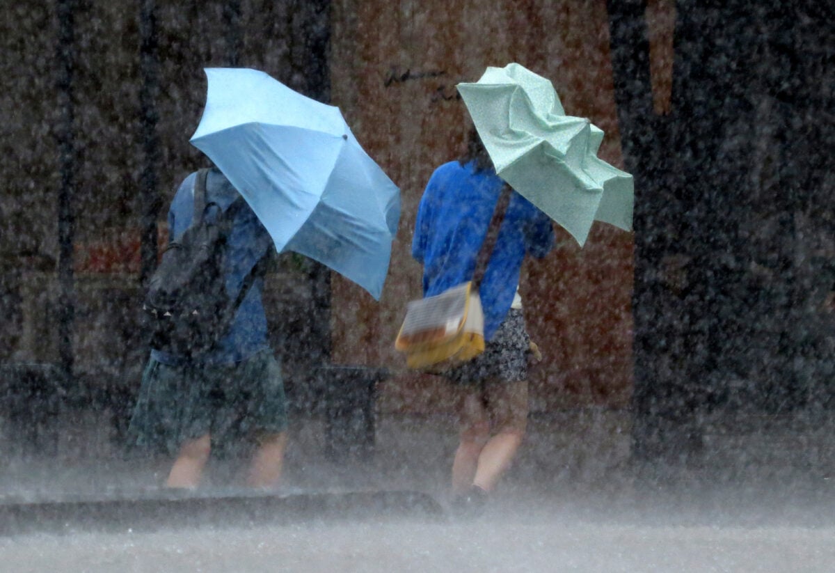 台風の接近時や上陸時に出社を命じられた際にけがをしたら勤務先に賠償請求できる？（画像はイメージ）