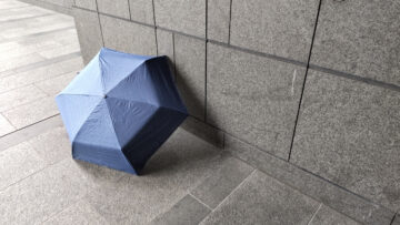 土砂降りの中、自閉症の息子が「ルール」を守るために道路で靴を履き替えようとしたことも(画像はイメージ)