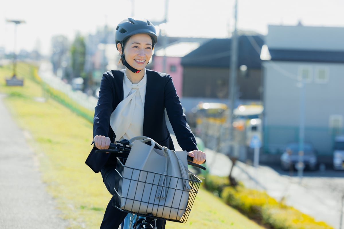 通勤手当を受け取っているのに、通勤定期を購入せずに自転車通勤をすると法的責任を問われる？（画像はイメージ）