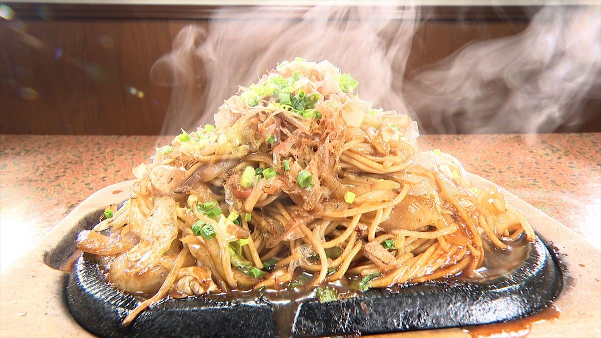11月25日放送の「ヒューマングルメンタリー　オモウマい店」に登場する「特製焼きそば」（中京テレビ提供）