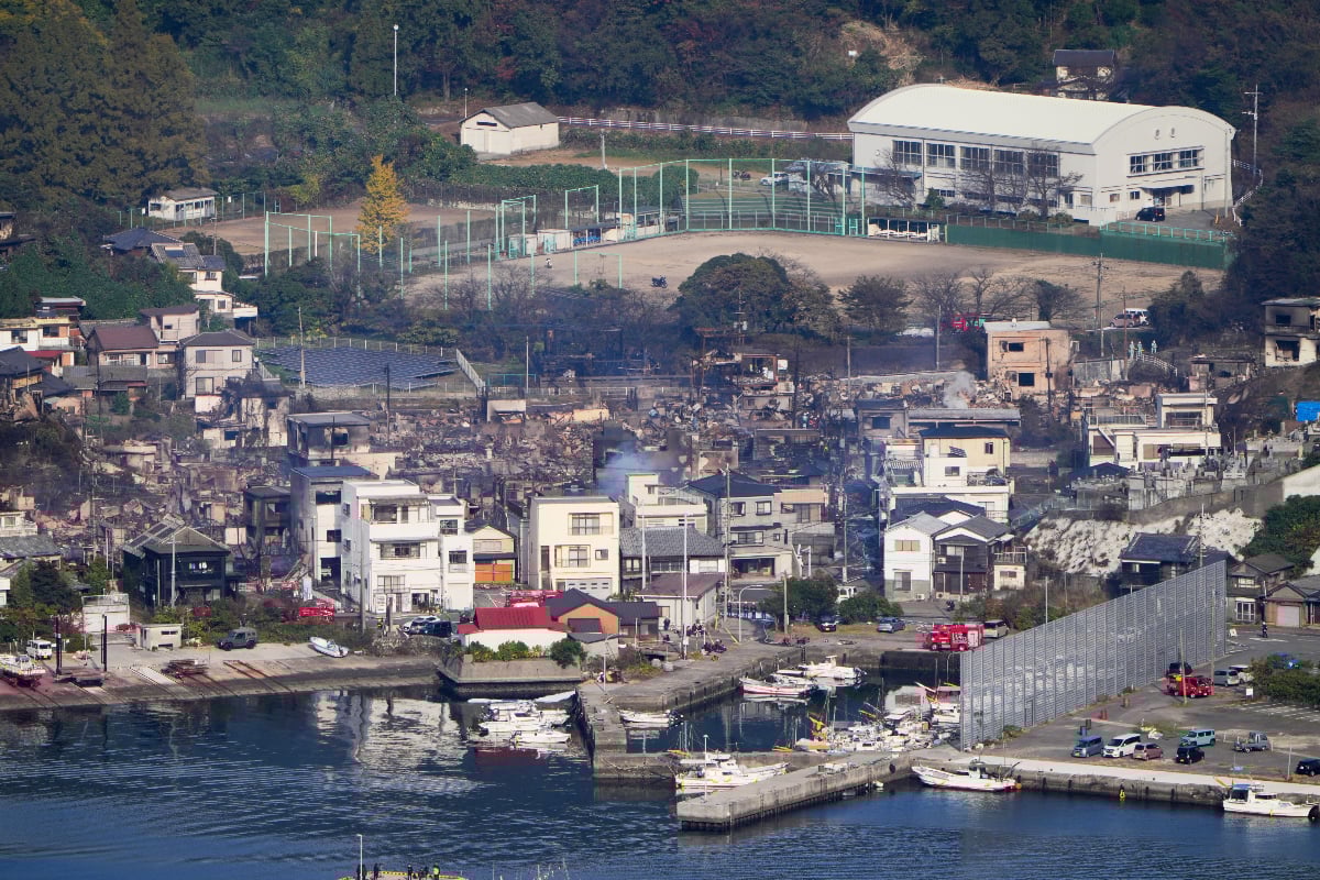 火災が発生した大分市の佐賀関漁港近くの住宅密集地（11月19日、時事通信フォト）