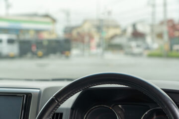 車でコンビニの駐車場を通り抜ける「コンビニワープ」は違法?(画像はイメージ)