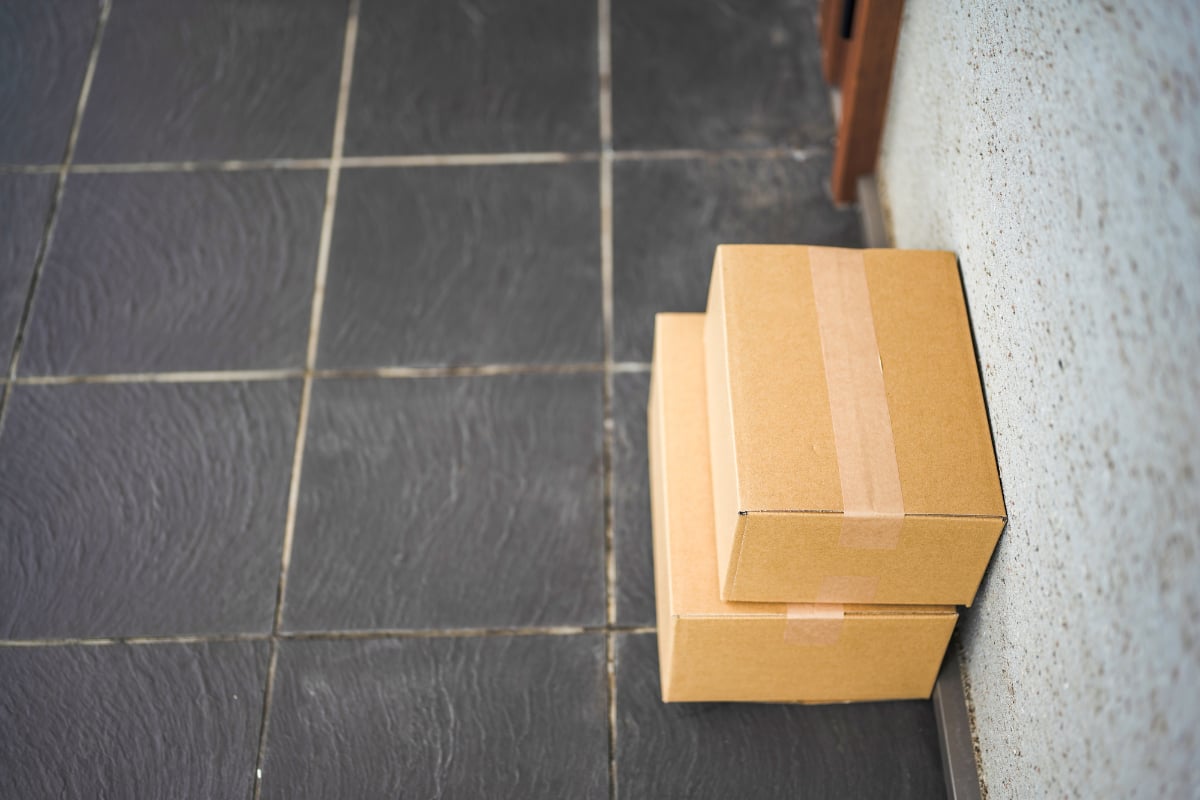 置き配サービスの利用時に荷物が雨でぬれた場合、宅配業者に賠償請求できる？（画像はイメージ）