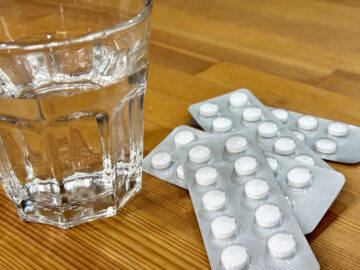 子どもがなかなか眠れないときに市販の睡眠改善薬を飲ませてもOK?(画像はイメージ)