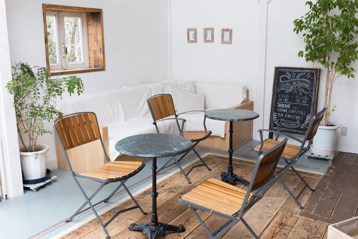 ファストフード店やカフェの一部の店舗が座りにくい椅子を置くのはなぜ？（画像はイメージ）