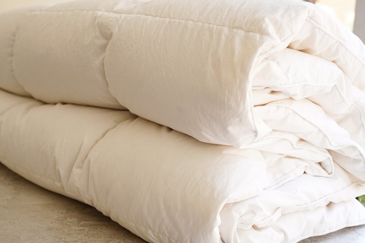 羽毛布団を出すのに適したタイミングとは？（画像はイメージ）