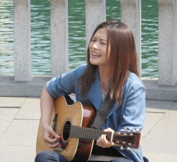 YUIさん（2011年9月撮影、時事）