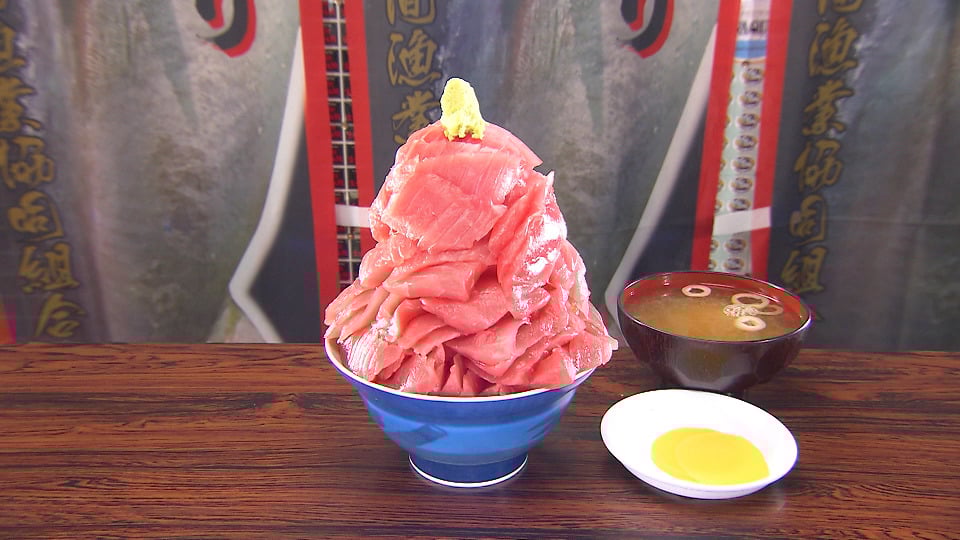 12月9日放送の「ヒューマングルメンタリー　オモウマい店」に登場する青森・浅虫温泉「鶴亀食堂」の「キハダマグロ丼（中）」（中京テレビ提供）