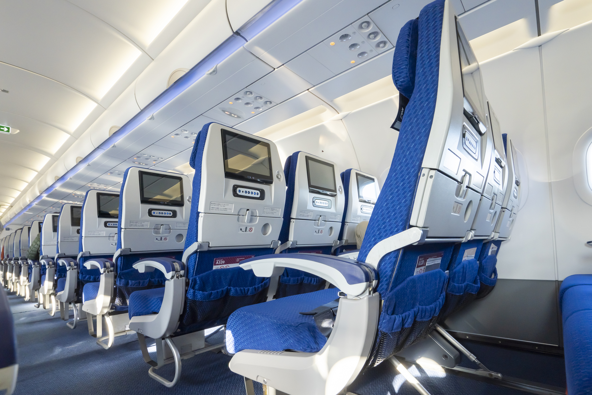つい置き忘れてしまう…飛行機でよく見つかる「忘れ物」とは【JALが紹介