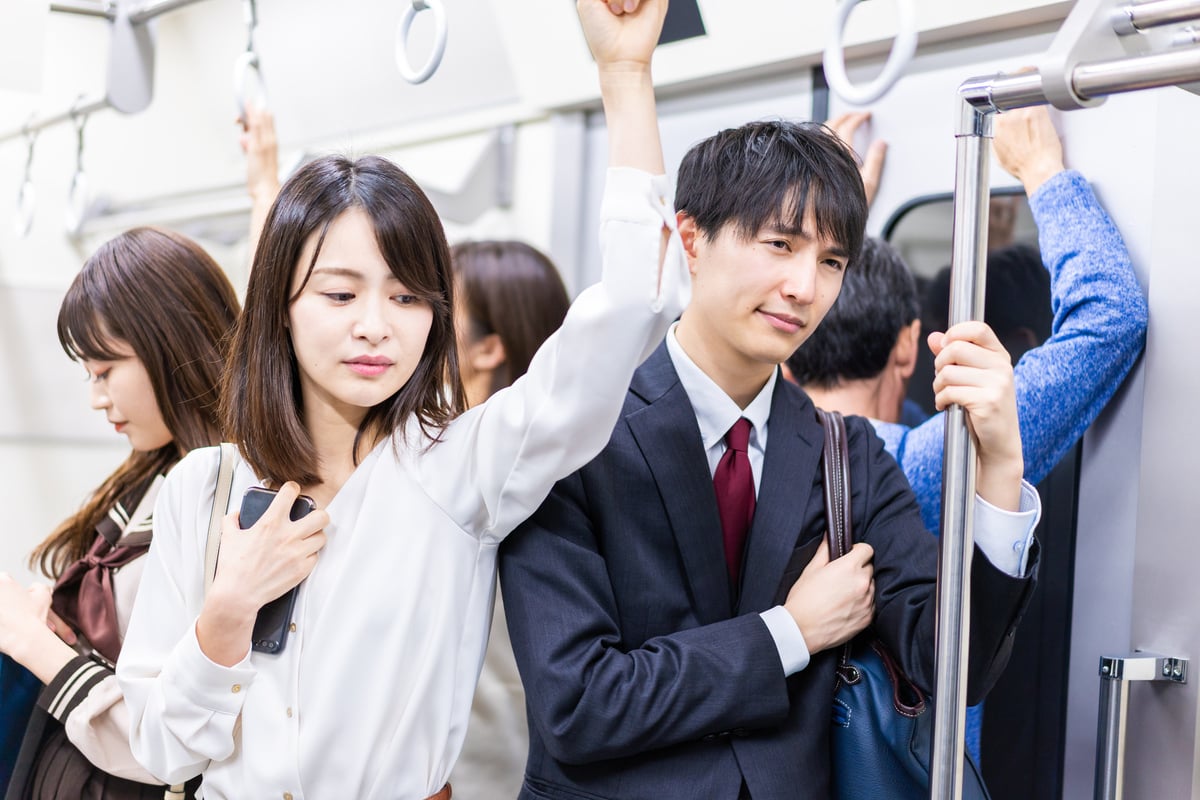 満員電車で近くの人の足を踏み、けがをさせてしまった場合、治療費を支払わないとダメ？（画像はイメージ）