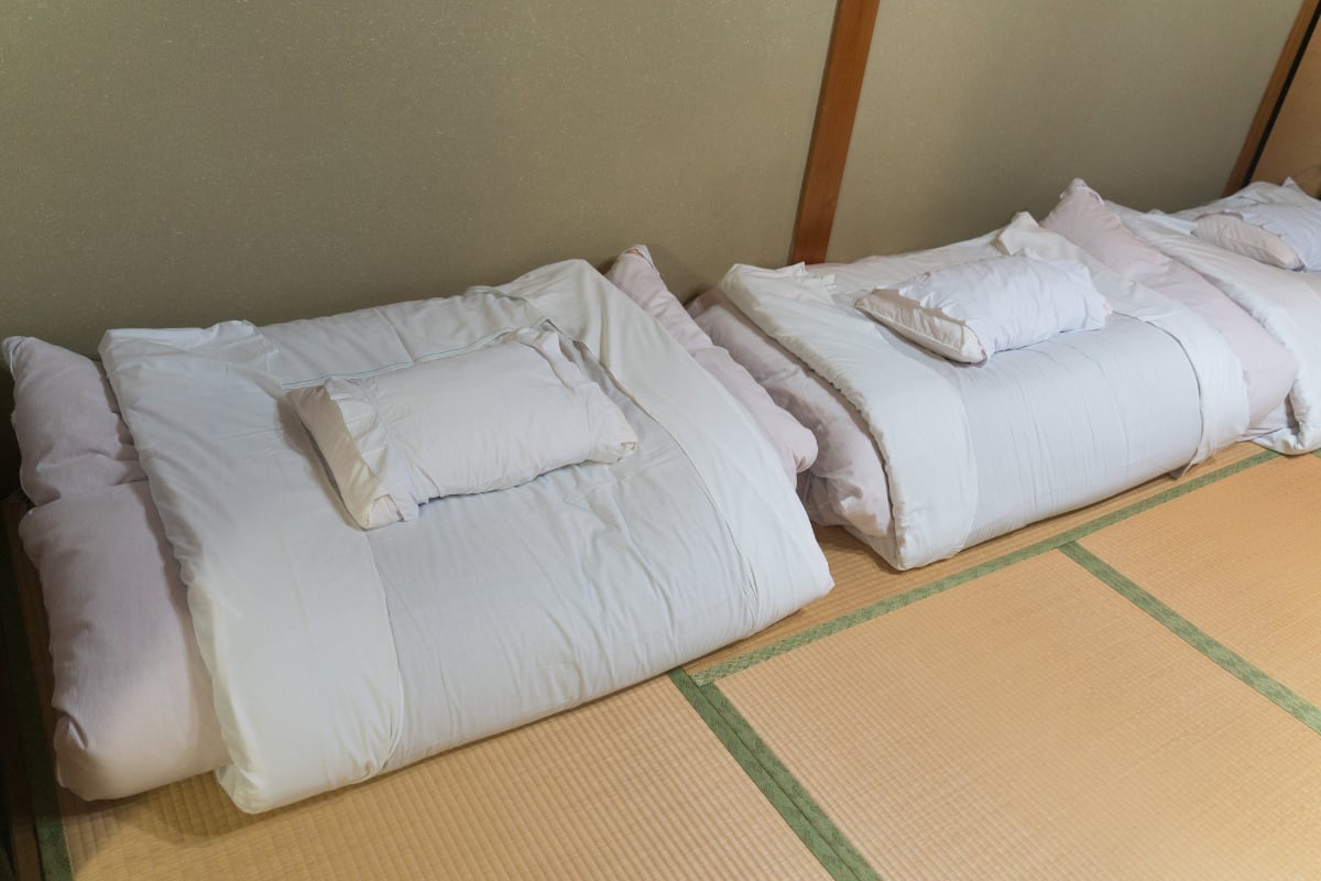 旅館のチェックアウト時に布団は畳むべきか（画像はイメージ）