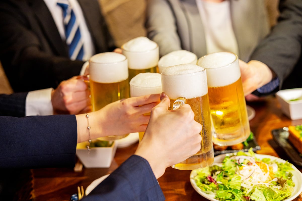 会社側が忘年会の費用を一切負担せず、社員に払わせるのは法律上問題ない？（画像はイメージ）