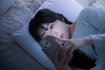 就寝前にスマホの操作をやめるには？（画像はイメージ）