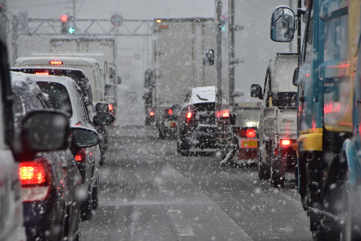 雪の日にノーマルタイヤのまま車を運転すると、どんな法的責任を問われる？（画像はイメージ）