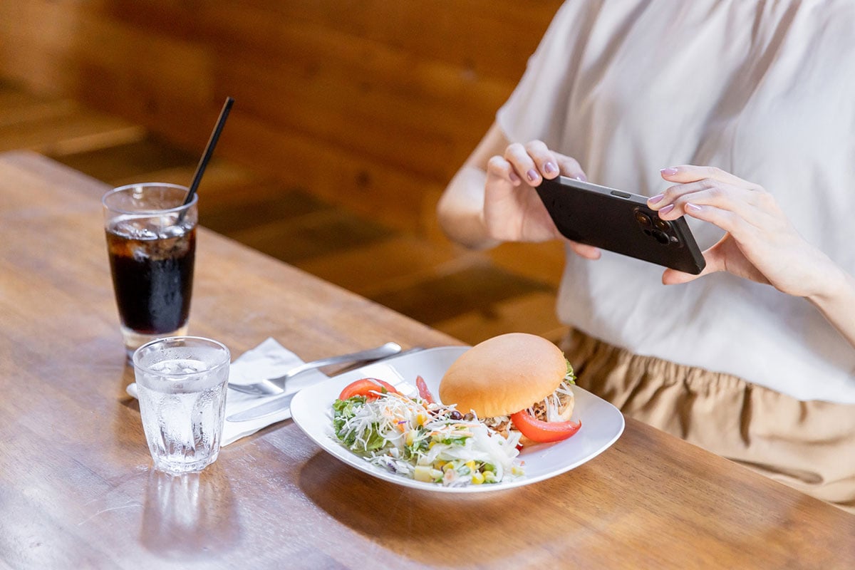 外食時の「撮影」はマナー違反？