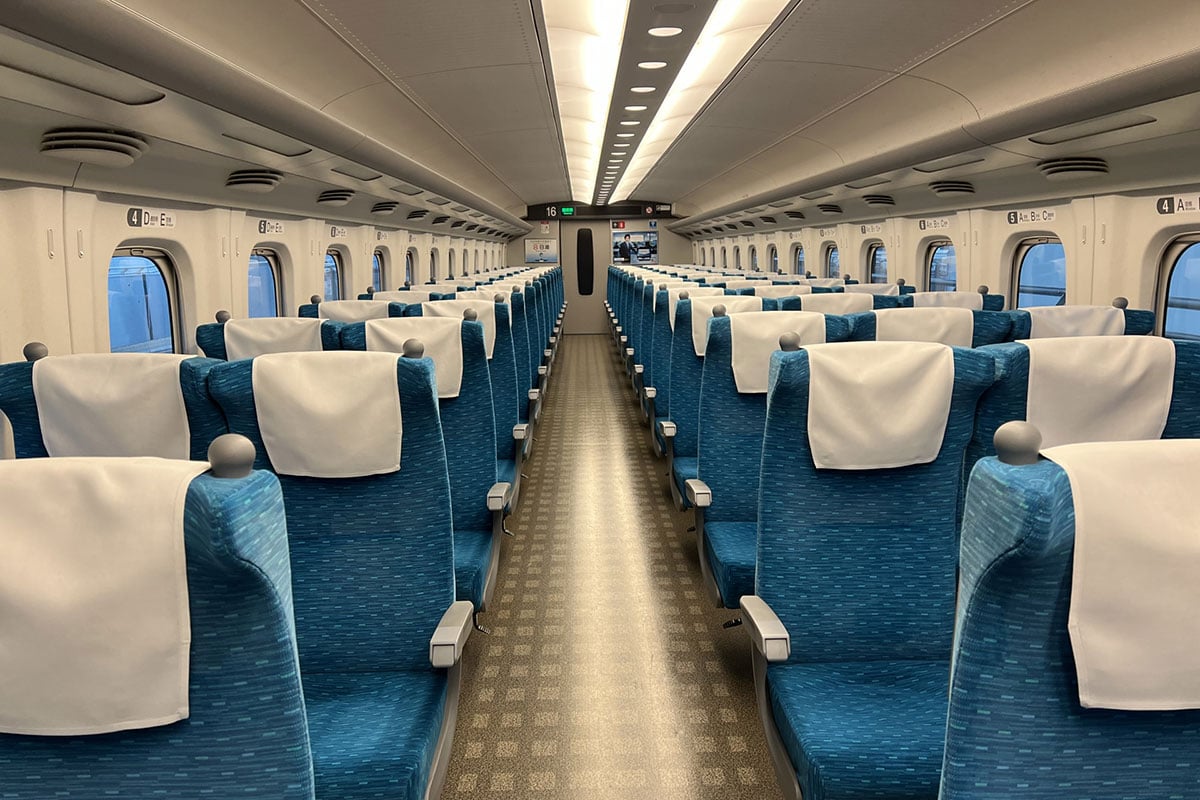 新幹線で「あえて通路側に座る」人にモヤっ