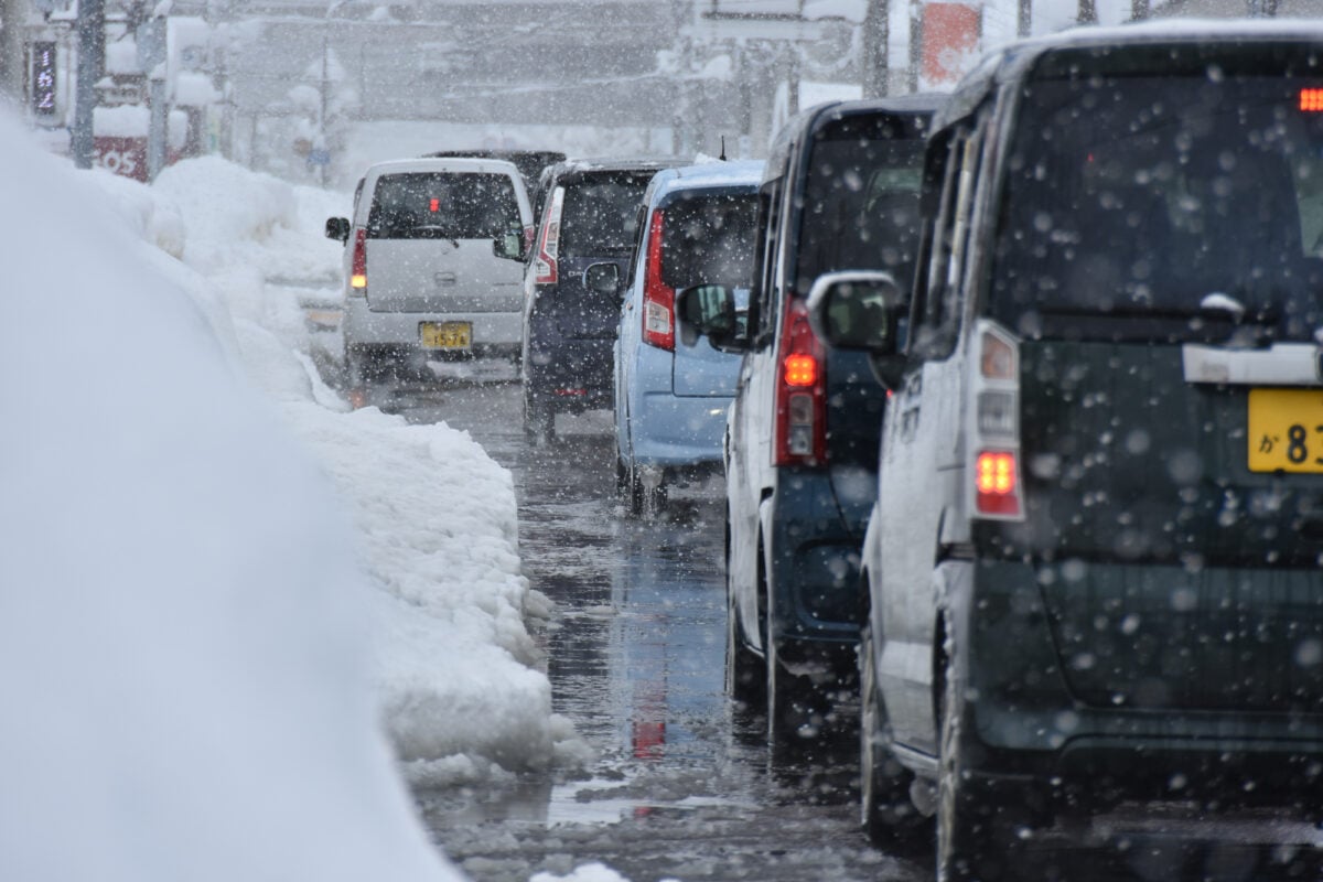 スリップした車に追突された場合でも過失を問われるケースとは？（画像はイメージ）