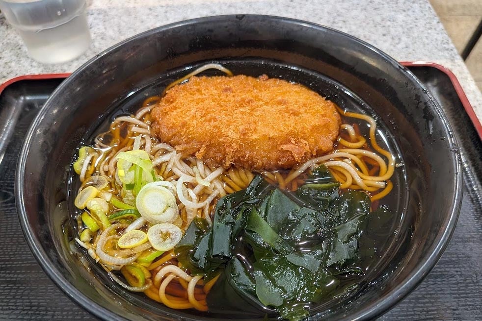 「名代富士そば」のコロッケそば