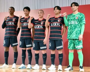 「鹿島アントラーズ」の元砂晏翔仁ウデンバ選手(1番左、2026年1月撮影、時事)