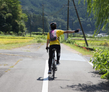自転車の運転時の手信号は法律で義務付けられている？（画像はイメージ）