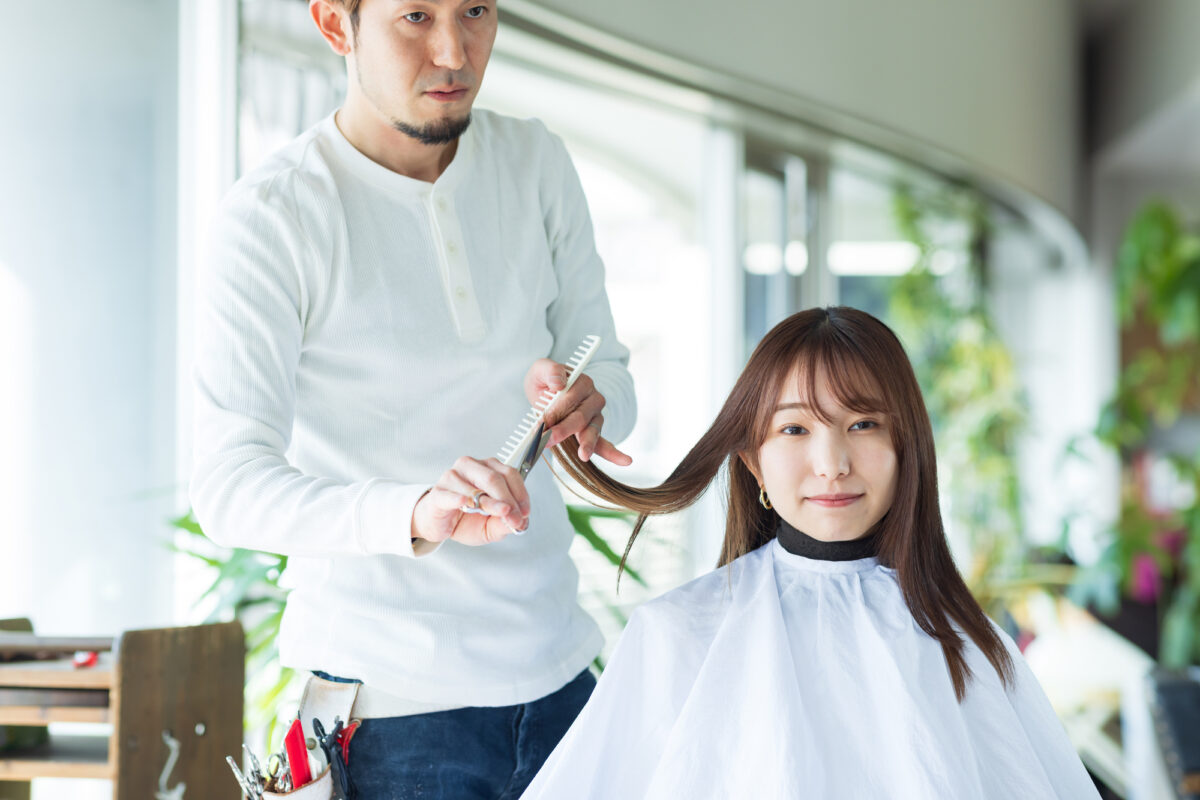 同じ美容師に担当してもらっている場合、指名料を払わないと失礼？（画像はイメージ）