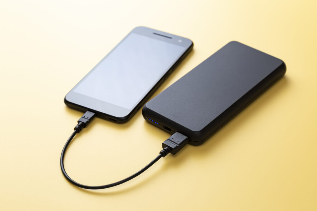 気温が高い日はモバイルバッテリーやスマホなどの保管場所に注意（画像はイメージ）