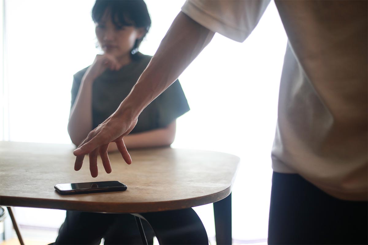 配偶者のスマホの使い方に違和感が……？
