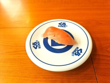 全店、特別価格110円で販売される「熟成中とろ（一貫）」