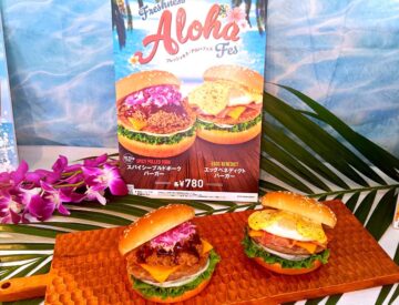 「スパイシープルドポークバーガー」(左)と「エッグベネディクトバーガー」